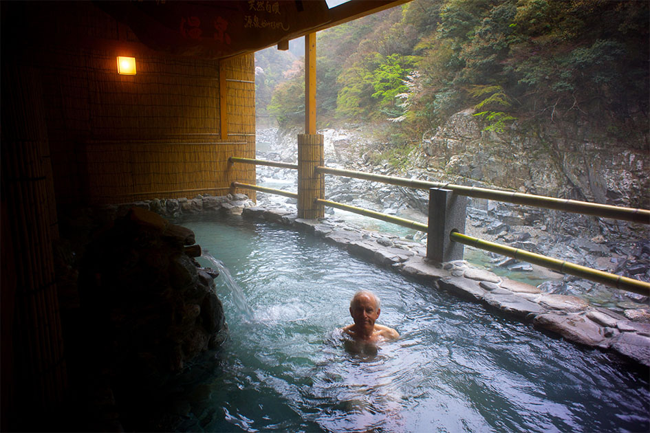 An American in Paris. Shikoku author David Tepfer in the Iya Onsen bath japan