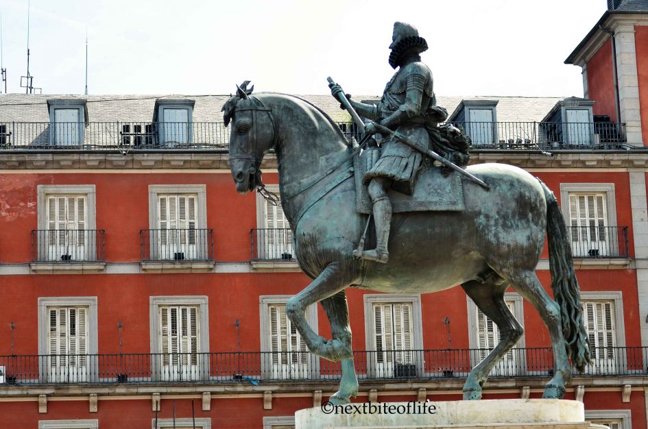 statue at plaza mayor madrid