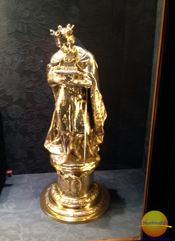 pure gold stature at catedral de sevilla