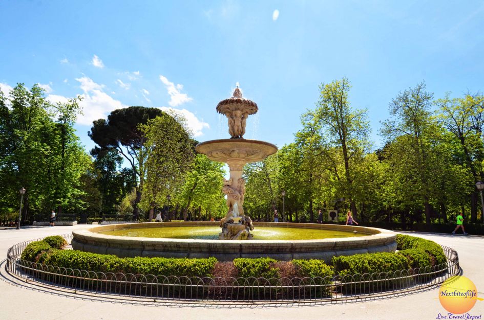 One of the many beautiful fountains in the El Retiro.