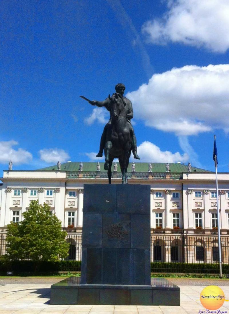 presidential palace warsaw statue