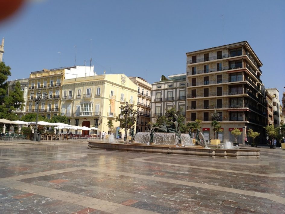 Financially Savvy Traveler Danielle Desir 5 plaza virgen Valencia Spain fountain in middle