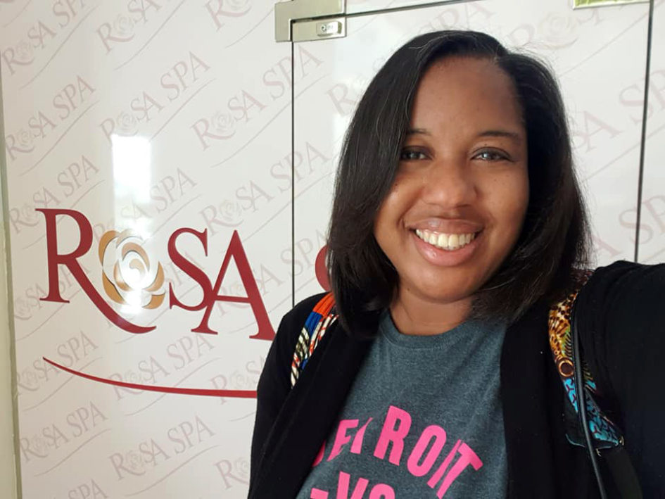 Expat In Oman Nicole Brewer 3 Nicole in t-shirt selfie and rosa spa sign behind