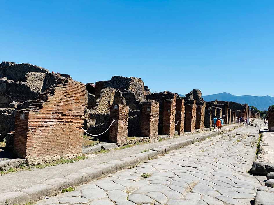 a street in Pompeii. Visiting Pompeii italy